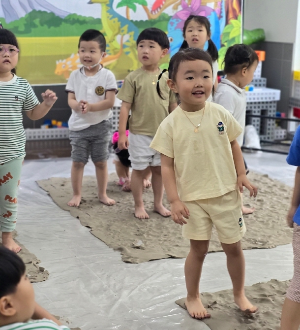 흙밟기 놀이시간! 맨발로 흙의 감촉을 느껴보았어요.